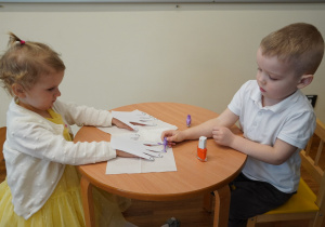 Jasio maluje papierowe paznokcie