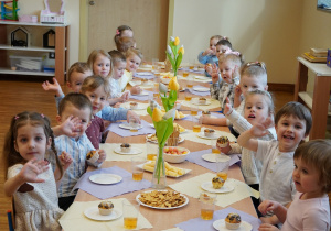 dzieci siedzą przy stole