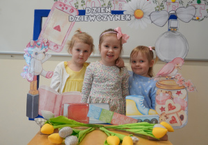 dziewczynki pozują do zdjęcia