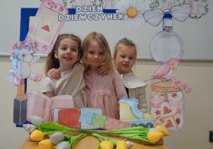 dziewczynki pozują do zdjęcia