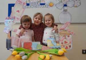 dziewczynki pozują do zdjęcia