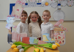 dzieci pozują do zdjęcia