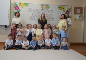 panie i dzieci pozują do zdjęcia