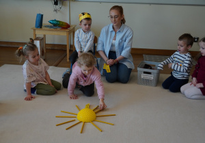 Michalinka układa słoneczko