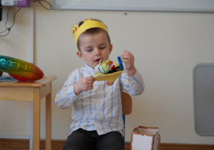 Jasio pokazuje swoją zabawkę