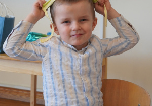 Jasio zakłada czapkę na głowę