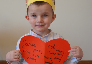 Jasio trzyma papierowe serce