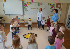 dzieci śpiewają sto lat