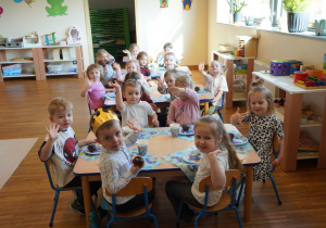 dzieci jedzą poczęstunek urodzinowy