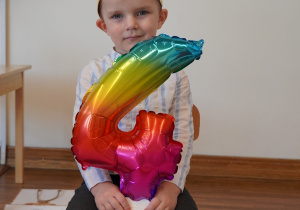 Jasio trzyma cyfrę cztery