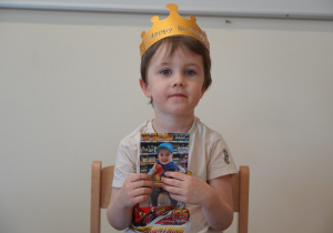 chłopiec pokazuje swoje zdjęcie