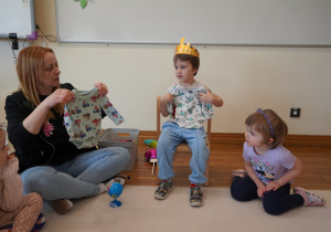 pani i chłopiec trzymają body