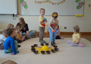 chłopcy chodzą wokół słoneczka