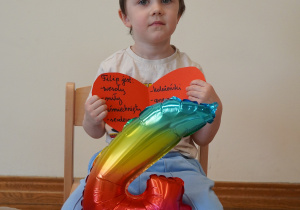 Filip trzyma serce i cyfrę cztery