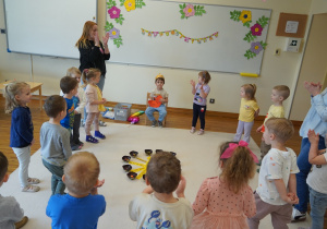 dzieci śpiewają sto lat