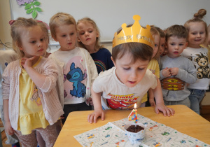 Filip zdmuchuje świeczkę