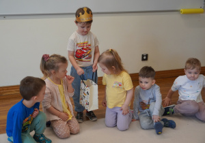 Filip częstuje dzieci cukierkami