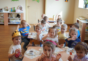 dzieci jedzą babeczki