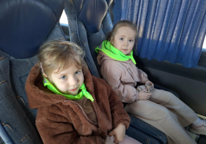 dzieci jada autobusem