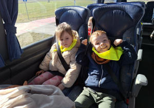dzieci jada autobusem