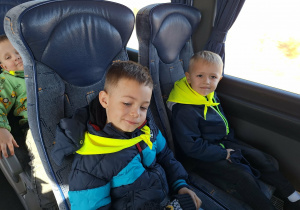 dzieci jada autobusem
