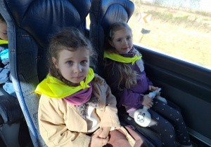 dzieci jada autobusem