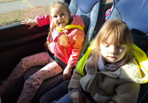 dzieci jada autobusem