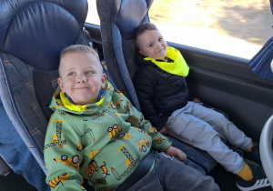 dzieci jada autobusem