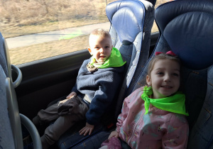 dzieci jada autobusem