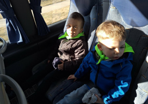 dzieci jada autobusem