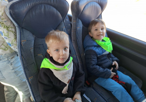 dzieci jada autobusem