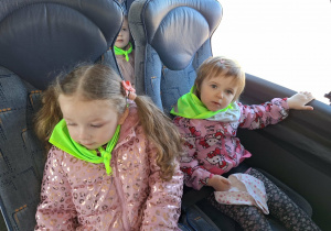 dzieci jada autobusem