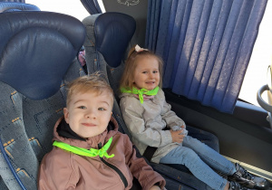 dzieci jada autobusem
