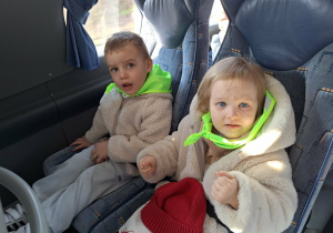 dzieci jada autobusem