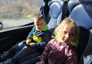 dzieci jada autobusem