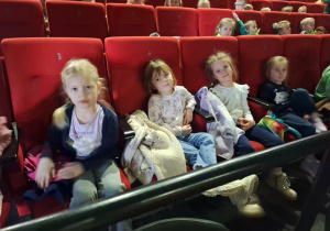 dzieci siedzą na widowni