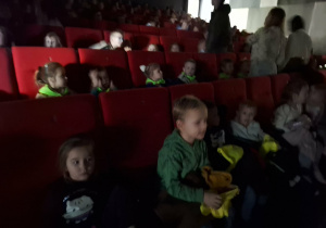 dzieci siedzą na widowni