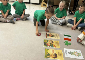 dzieci siedza w kole i poznają legende o Św.Patryku