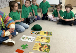 dzieci siedza w kole i poznają legende o Św.Patryku