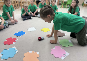 zi chłopiec wykonując zadanie z kolorowymi kończynkami