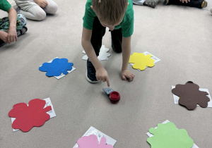 zi chłopiec wykonując zadanie z kolorowymi kończynkami