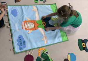 dziewczynka wykonuje zadanie ubierz skarzata