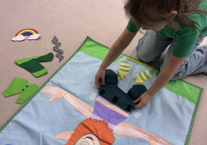 dziewczynka wykonuje zadanie ubierz skarzata