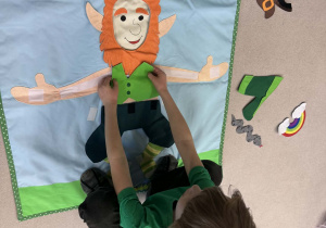 chłopiec wykonuje zadanie ubierz skarzata