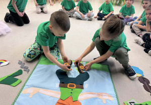 chłopcy wykonują zadanie ubierz skrzata