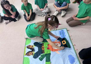 dziewczynka wykonuje zadanie ubierz skarzata