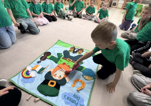 chłopiec wykonuje zadanie ubierz skarzata