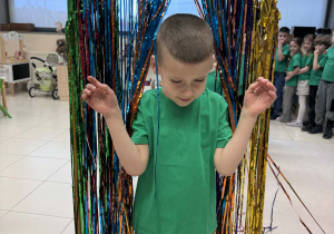 chłopiec przechodzi przez tęczową kurtynę