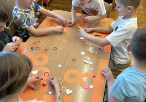 Chłopcy przygotowują laurki