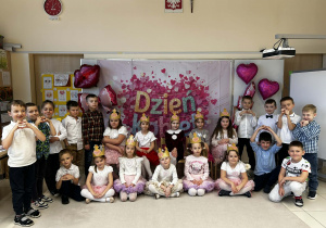 sześciolatki pozują na tle dekoracji